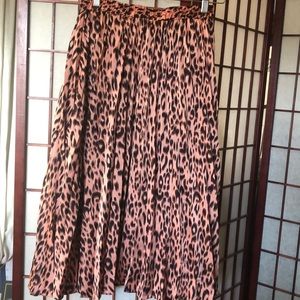 Leopard print pleated skirt